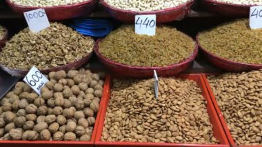 Eski Delhi, Hindistan 'da bir sokak pazarında sergilenen fındık ve kuru üzüm çeşitleri.