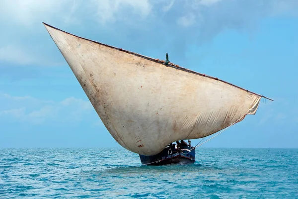 Houten zeilboot op open zee — Stockfoto