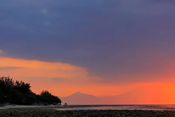 Scenic tropical beach at sunset — ストック写真