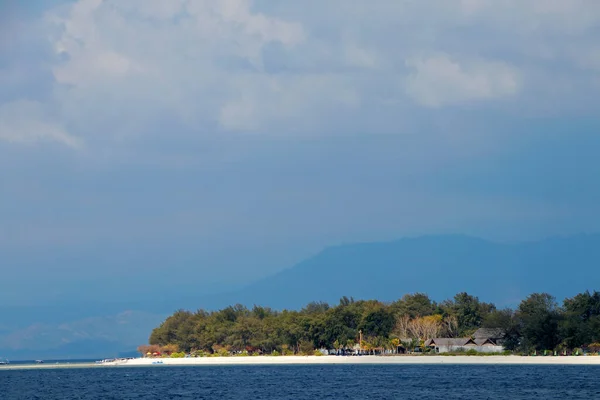 Natursköna Tropiska Indonesiska Med Vita Sandstränder Mot Mörk Himmel Med — Stockfoto