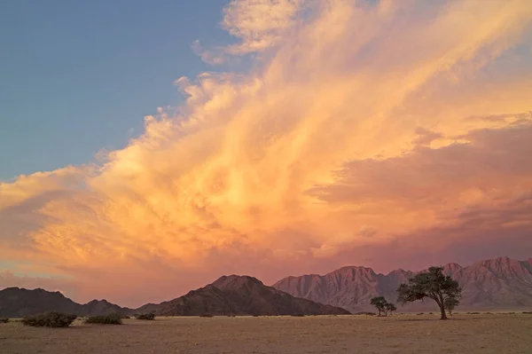 Namib Pustynny Krajobraz Zachodzie Słońca Surowymi Górami Dramatycznymi Chmurami Namibia — Zdjęcie stockowe