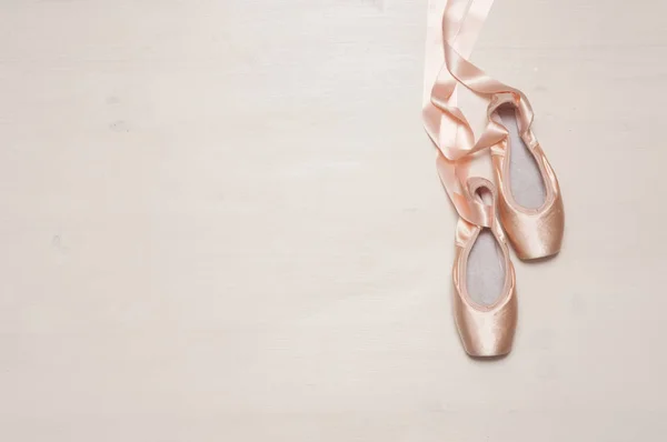 在木制底座上隔离的芭蕾舞鞋 — 图库照片