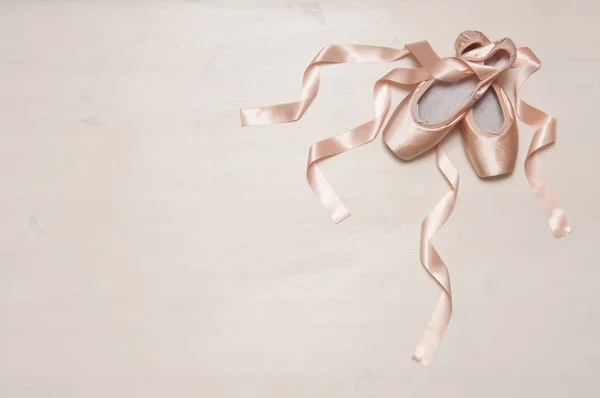 带缎带的粉色芭蕾舞鞋 — 图库照片