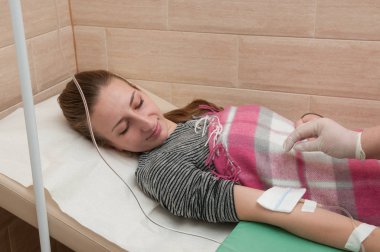 Hasta serum fizyolojik solüsyonu alıyor..