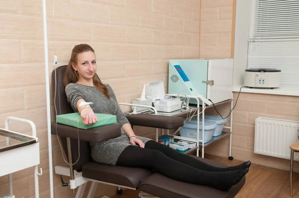 Kız Kan Testi Yaptırıyor Düşüren Kadın — Stok fotoğraf