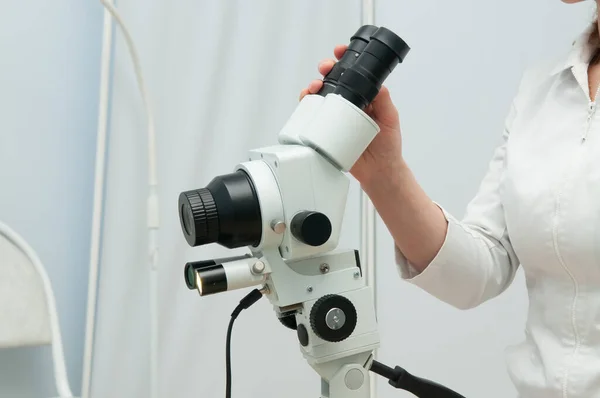 Жінка Гінеколог Працює Колоскопом Лікарні — стокове фото