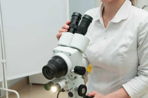 Jinekoloji odasında kolposkoplu bir doktor var.