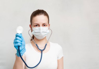 kadın doktor stetoskop bir holding