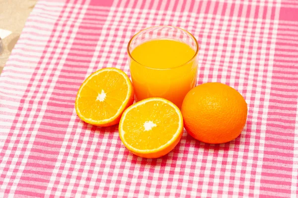 Egy Pohár Friss Narancslé Narancs Asztalon — Stock Fotó