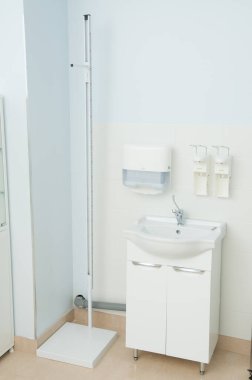 Klinikte lavabo ve dezenfektan. Tıbbi ekipman. Koronavirüs salgını
