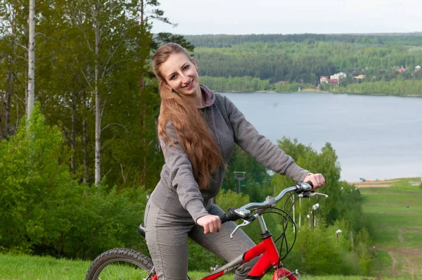 Ung Flicka Cykel Bakgrunden Ett Fält — Stockfoto