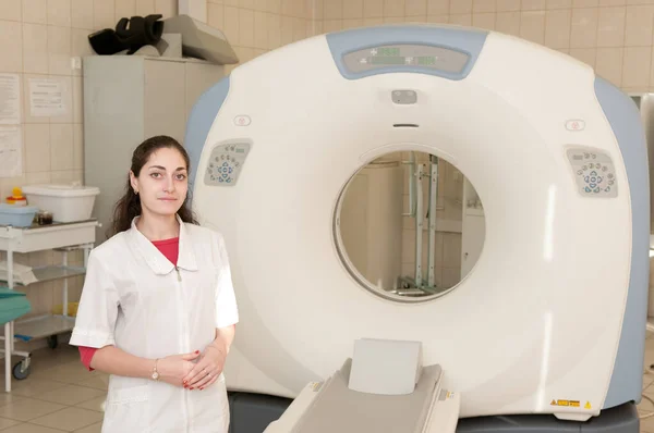 Kobieta Lekarz Stoi Klinice Tomografem Komputerowym — Zdjęcie stockowe