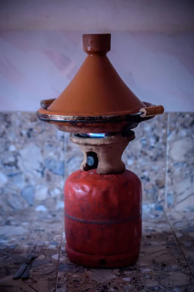 Tagine tradicional marroquí haciendo en botella de gas —  Fotos de Stock