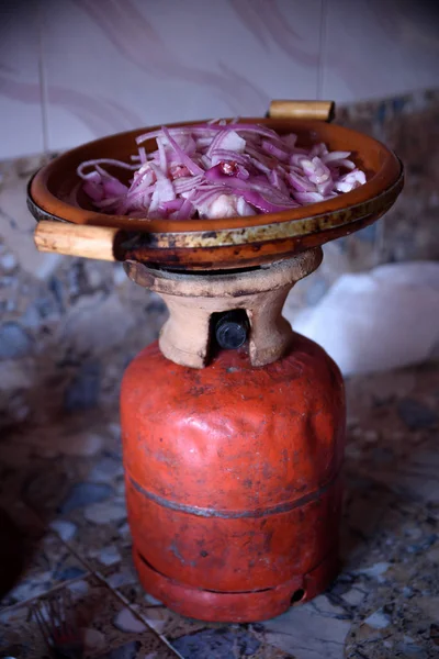 Traditionele Marokkaanse tajine maken op gasfles — Stockfoto