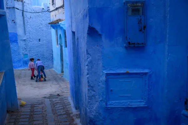 Bambini a Chefchaouen, la città blu del Marocco . — Foto Stock