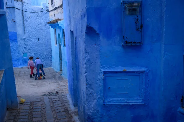 Kinder in chefchaouen, der blauen Stadt in Marokko. Stockbild