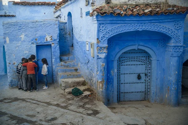 Kids in Chefchaouen, the blue city in the Morocco. — Stock Photo, Image