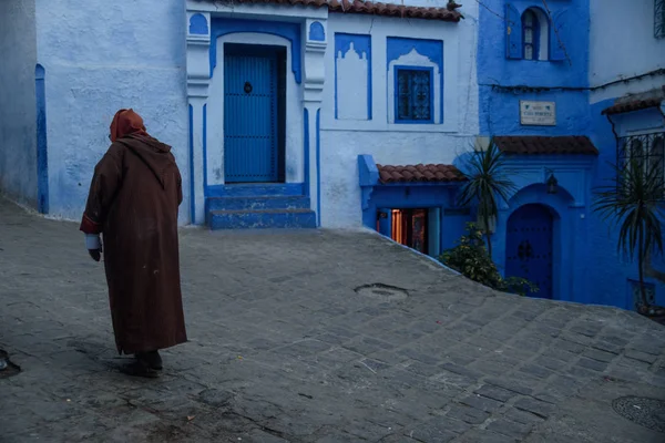 L'uomo a Chefchaouen, la città blu del Marocco . — Foto Stock