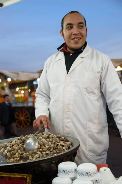 Vendedor de puestos de caracoles en Jemaa Al Fnaa en Marrkesh . —  Fotos de Stock