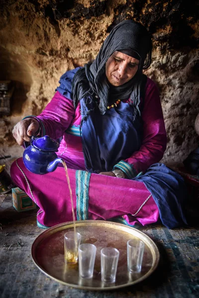 Nomad kobieta mieszka w jaskini, Nomad doliny, góry Atlas, Maroko — Zdjęcie stockowe