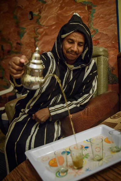 Człowiek w tradycyjne stroje przygotowuje herbatę miętową, Maroko — Zdjęcie stockowe
