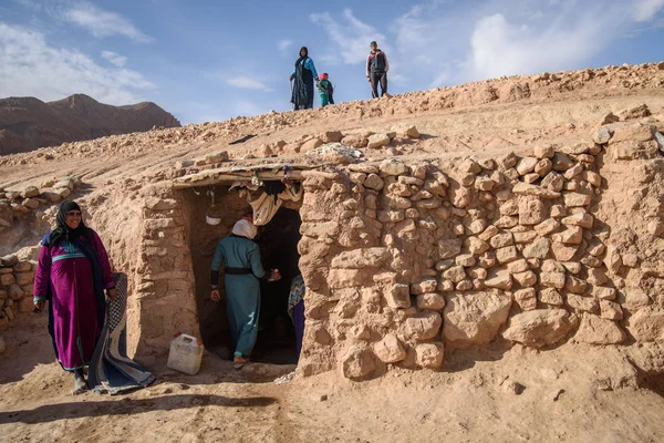 Família Nomad que vive na caverna, Nomad Valley, Atlas Mountains, Marrocos — Fotografia de Stock