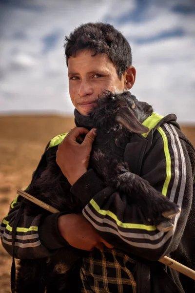 Göçebe çocuk genç keçi, Nomad Valley, Atlas Dağları, Fas ile