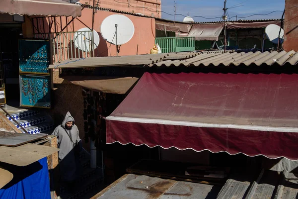 Egy férfi sétál az utcán, Marrakech. Marokkó Jogdíjmentes Stock Fotók