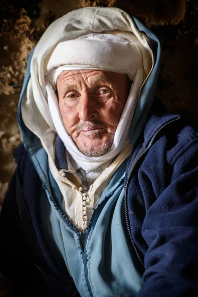 Nomadenmensch, der in der Höhle, im Tal der Nomaden, im Atlasgebirge, in Marokko lebt lizenzfreie Stockfotos