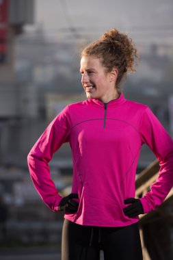 Koşu sabaha uzanan kadın