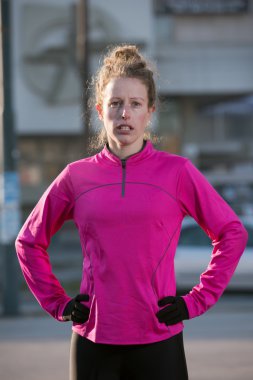 Koşu sabaha uzanan kadın