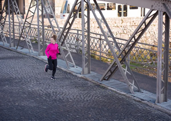 Sportliche Frau joggt am Morgen — Stockfoto