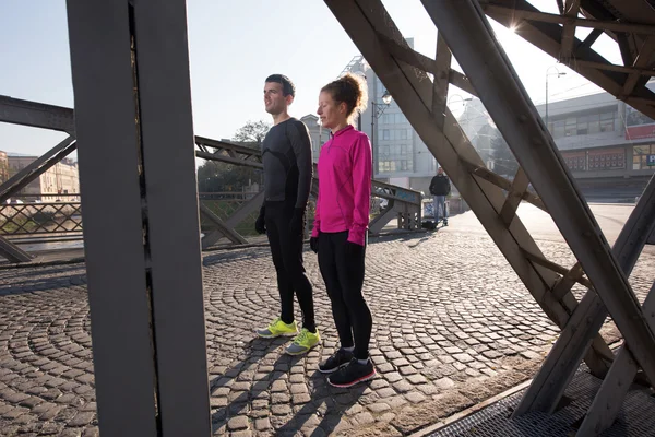 Jovem casal jogging — Fotografia de Stock