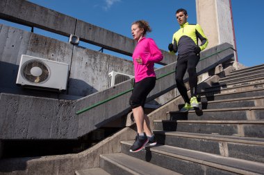 Genç çift merdivenlerinde koşu