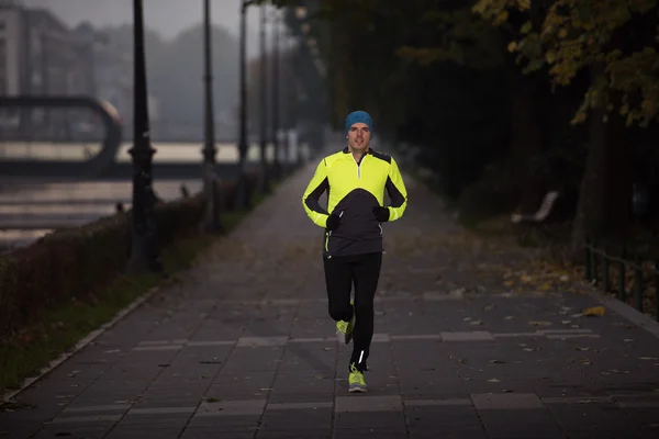 Un homme jogging extérieur — Photo