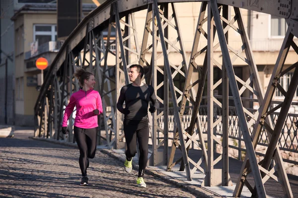 Jeune couple jogging — Photo