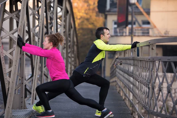 Casal aquecimento antes de correr — Fotografia de Stock