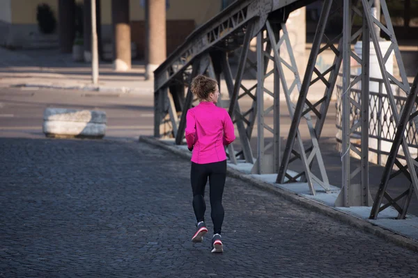 Mujer deportiva trotando en la mañana — Foto de Stock