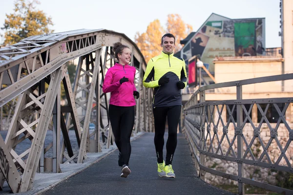 Jong koppel joggen — Stockfoto