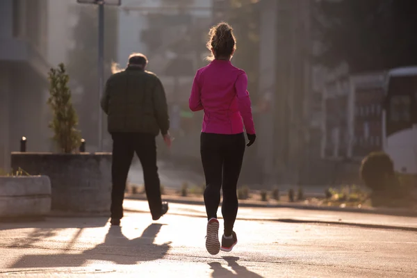 Mujer deportiva trotando en la mañana — Foto de Stock