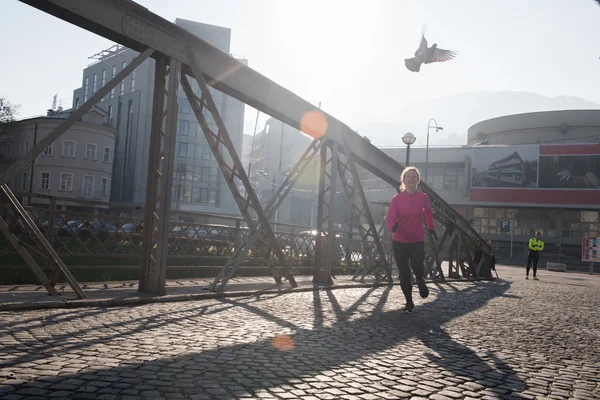 Sportig kvinna jogging på morgonen — Stockfoto