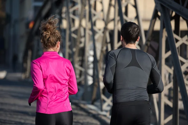 Jong koppel joggen — Stockfoto