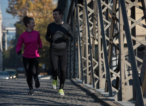 Jovem casal jogging — Fotografia de Stock