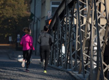 genç bir çift koşu