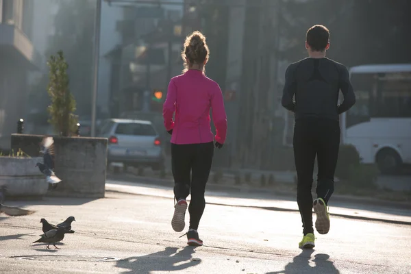 Młoda para joggingu — Zdjęcie stockowe