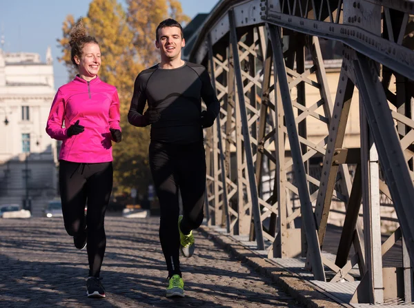 Jovem casal jogging — Fotografia de Stock