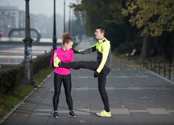 Par värmer upp innan jogging — Stockfoto