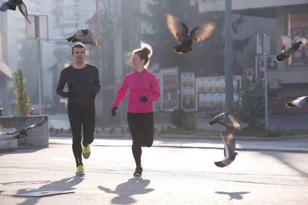 Jeune couple jogging — Photo