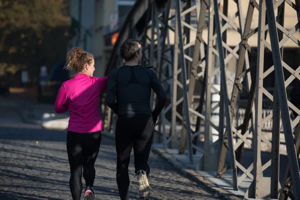 Młoda para joggingu — Zdjęcie stockowe