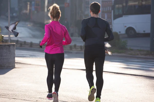 Jeune couple jogging — Photo